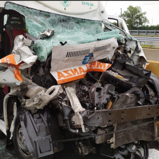 Notizie dal Piemonte. Ambulanza tampona un mezzo pesante, terribile schianto - le foto