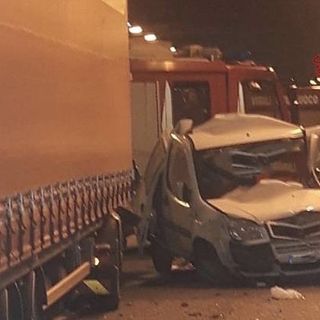 Schianto in galleria a Castelletto, morti un uomo e una donna travolti da un tir