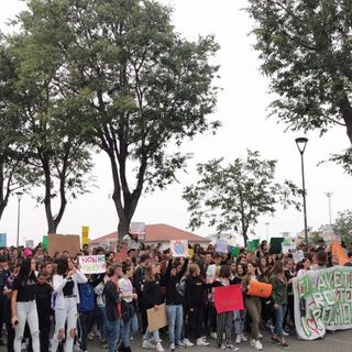 Novara: 2mila studenti sfilano al Fridaysforfuture