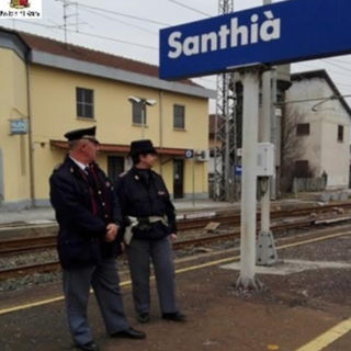 Pistola carica nascosta lungo la linea ferroviaria