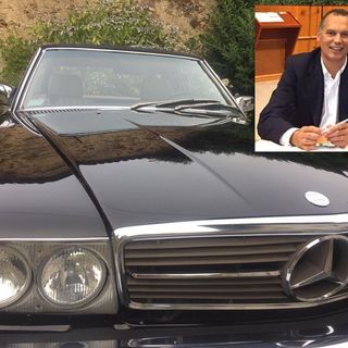 L'organizzatore Paolo Delsignore e la sua Mercedes R107 - Foto Paolo Delsignore