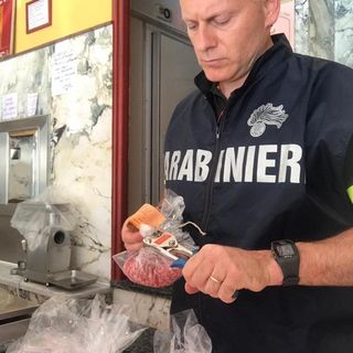 Notizie dal Piemonte. Bisolfito di sodio per mantenere le carni con un aspetto fresco e attraente per i clienti, blitz dei carabinieri [FOTO e VIDEO]