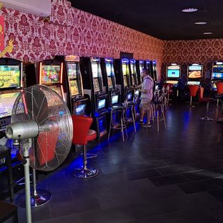 Troppe slot nella sala giochi, la polizia sanziona un locale