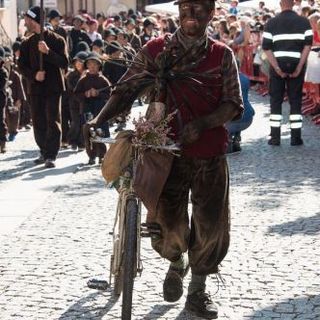 Migliaia di spettatori da tutta Italia per la grande sfilata del Raduno Internazionale dello Spazzacamino