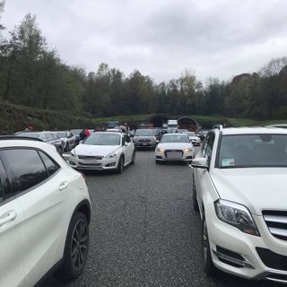 Arona, camion perde il carico in autostrada. Una cinquantina di auto con le gomme bucate