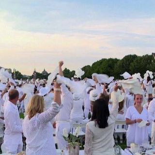Stasera cena “total white” per concludere la festa in Zanghera a Galliate