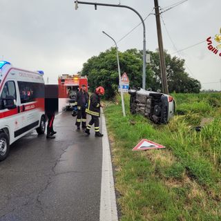 Incidente stradale a Cameri: ferito soccorso dai vigili del fuoco e trasportato in ospedale