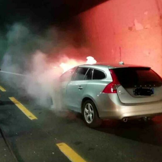 Auto in fiamme sulla A26, chiuso il traffico tra Arona e Carpugnino in direzione nord