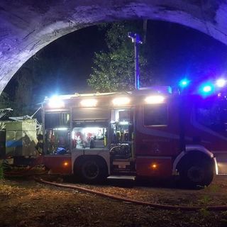 A fuoco una catasta di legna ad Arona, intervengono i Vigili del Fuoco