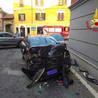 Un incidente ha bloccato l’incrocio di via Battisti a Fara Novarese