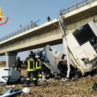 Camion contro auto in tangeziale a Borgo Vercelli, un morto e un ferito grave