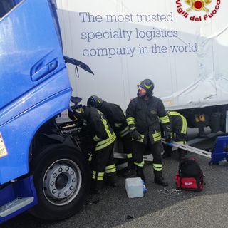 Camion contro il guard rail a Biandrate, un ferito