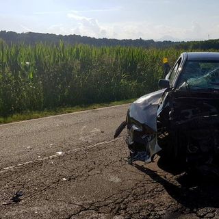 Si scontrano due auto a Cavaglietto, una finisce nel campo