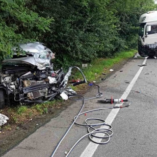 Auto contro camion a Paruzzaro, grave l’automobilista