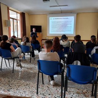 Lotta contro la violenza sulle donne: incontri formativi nelle scuole di Novara