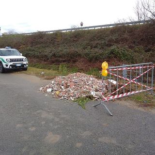 Abbandonano detriti nelle strade secondarie, denunciate due ditte