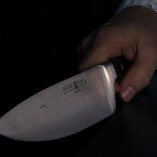 Dal Nord Ovest. Rimproverata dall'insegnante, allieva di una scuola media di Biella estrae dalla tasca un coltello da cucina in classe