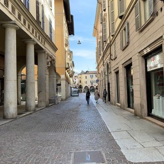 Novara, in centro &quot;sparite&quot; 144 attività commerciali in 10 anni