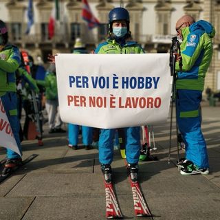 La protesta dei maestri di sci: “Con le piste chiuse dimezzati i nostri guadagni” [VIDEO]