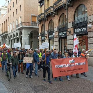 Quasi 500 persone al corteo contro il maxicentro logistico di Pernate. FOTO e VIDEO
