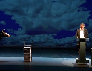 Oggi Michele Serra presenta al Faraggiana 'L'amaca di domani considerazioni in pubblico alla presenza di una mucca'