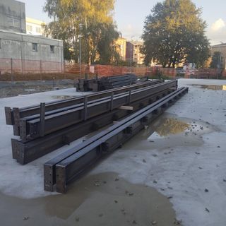 Borgomanero: montaggio di strutture prefabbricate nel complesso di Via Aldo Moro