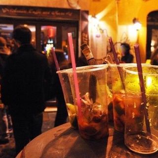 A Trecate è entrato in vigore il divieto di consumare bevande alcoliche in alcune zone della città