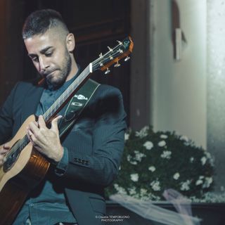 Domenica 12 Pierangelo Mugavero in concerto ad Ameno per ‘Un paese a sei corde’