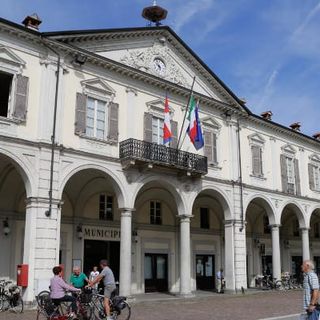 Trecate si illumina di bianco per la lotta contro il cancro al polmone