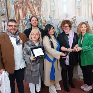 Il passaggio testimone da Novara a Napoli città Metropolitana con consigliera delegata Ilaria Abagnale, il Sindaco di S. Antonio abate, Luca Nardi presidente dell’associazione Cor et Amor che promuove l’iniziativa, l’assessore Giulia Negri e il consigliere comunale Camillo Esempio.