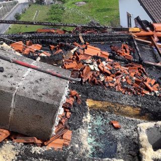 Tetto in fiamme ad Orta in località Legro