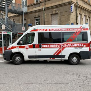 La bimba ha fretta di nascere, parto in ambulanza a Trecate