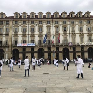 Scende in piazza la rabbia dei medici specializzandi: “Siamo lavoratori solo quando bisogna coprire i turni, pretendiamo rispetto” [FOTO e VIDEO]