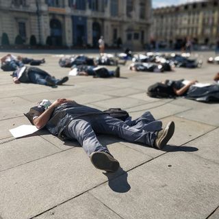 A Torino gli infermieri si incatenano davanti alla Regione: “Gli eroi sono stati dimenticati” [VIDEO e FOTO]