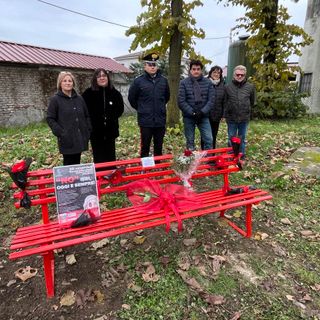 Inaugurata la panchina rossa a San Martino