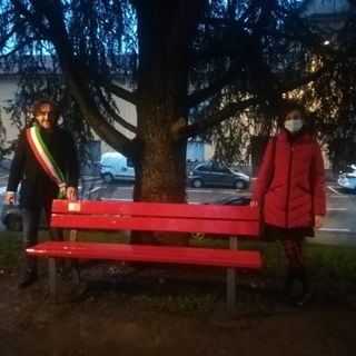 Inaugurata a Bellinzago la Panchina Rossa
