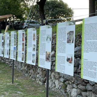 Esposti nel cortile i pannelli descrittivi della Rocca di Arona