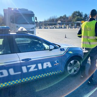 Notizie dal Piemonte. Venaria (To), guida per 6 km contromano in tangenziale, fermato dalla Stradale