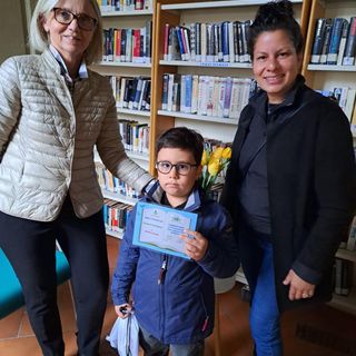 Premiazione per i bambini partecipanti ai laboratori di lettura e creatività
