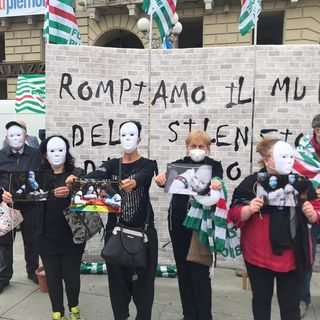 &quot;Basta, non siamo invisibili&quot;: sotto la Regione la protesta dei lavoratori delle Rsa [FOTO e VIDEO]