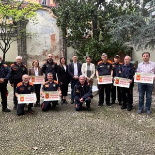 Consegna degli adesivi con il logo della Provincia di Novara
