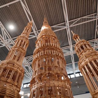 Una "cattedrale di legno" alla scuola Don G. Rossi: l’arte di Raffaele Salvoldi incanta Varallo Pombia Una "cattedrale di legno" alla scuola Don G. Rossi: l’arte di Raffaele Salvoldi incanta Varallo Pombia