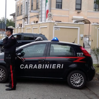Dal Nord Ovest - Manda ai vicini un video di minacce in cui esibisce un'arma (finta): 38enne nei guai