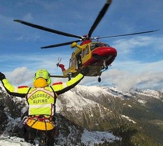 Scivola sul ghiaccio mentre percorre Sentiero dei Preti e precipita per 40 metri: biellese in ospedale