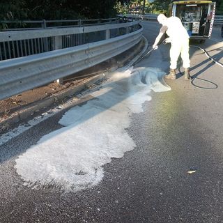 Traffico in tilt nel viadotto San Martino a Novara per una copiosa perdita di gasolio