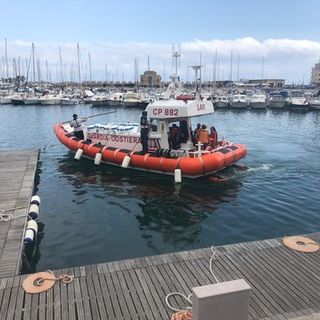 Imperia: rimane pericolosamente incagliata a ridosso degli scogli, barca a vela recuperata dalla Guardia Costiera