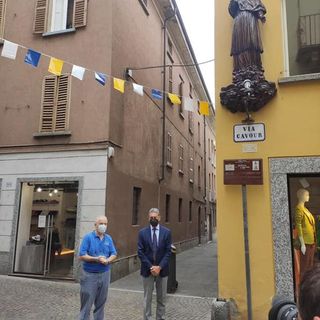 Nel centro storico di Arona è tornato il San Carlino