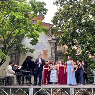 Successo per &quot;Si parla, si canta&quot; nel giardino di Palazzo Natta