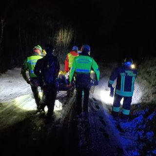 Dal Nord Ovest - Auto esce di strada per la neve e precipita per 70 metri: tratto in salvo il conducente
