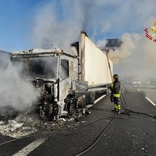 Dal Nord Ovest. A fuoco tir sulla Torino-Milano: chiuso un tratto dell'autostrada, lunghe code